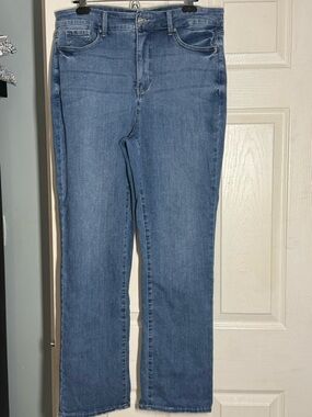Curves 360 by NYDJ Straight Leg Jeans in Medium Blue Wash